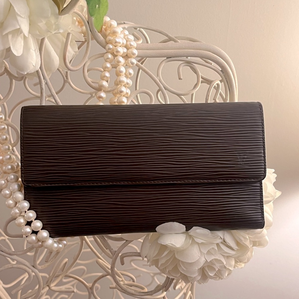 Louis Vuitton Wallet Like New.